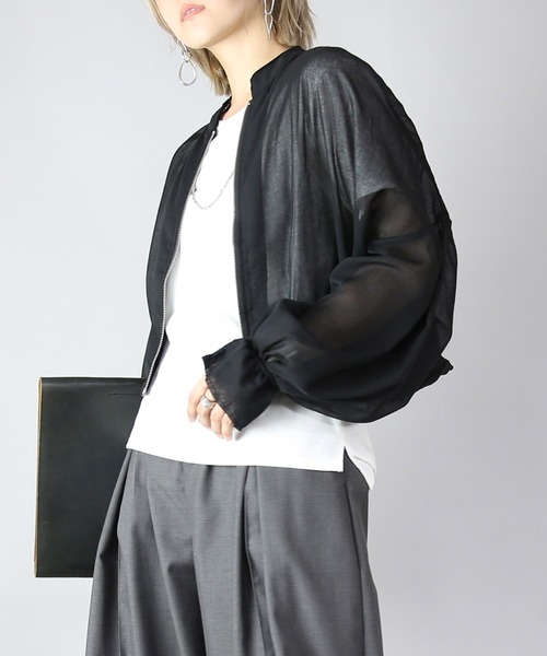 and it_（アンドイット）の「キャンディスリーブシアーブルゾン（ブルゾン・レディース・グレイッシュベージュ/ブラック・FREE）」の2枚目の写真