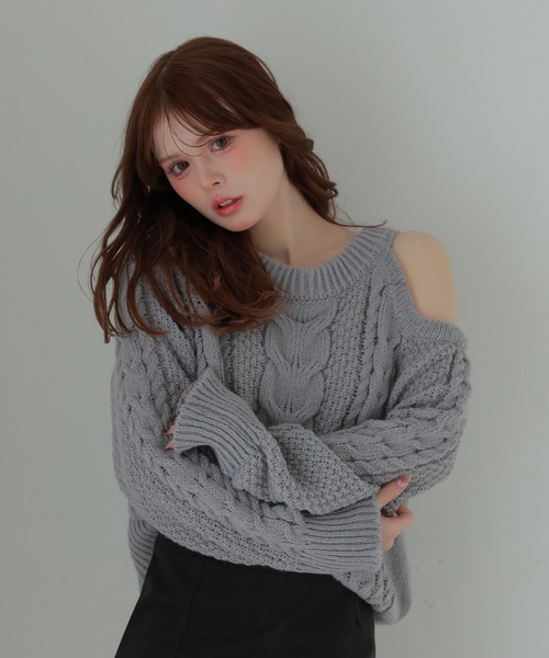 M DOLLY(エムドリー)の「open shoulder viola knit tops/オープンショルダーヴィオラニットトップス(ニット/セーター・レディース・グレー/ブラック/アイボリー・FREE)」の3枚目の写真