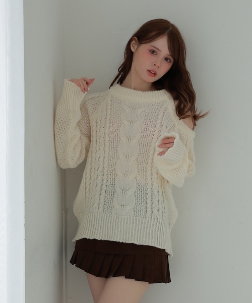 M DOLLY(エムドリー)の「open shoulder viola knit tops/オープンショルダーヴィオラニットトップス(ニット/セーター・レディース・グレー/ブラック/アイボリー・FREE)」の1枚目の写真