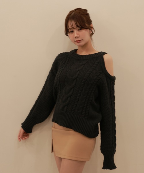 M DOLLY(エムドリー)の「open shoulder viola knit tops/オープンショルダーヴィオラニットトップス(ニット/セーター・レディース・グレー/ブラック/アイボリー・FREE)」の2枚目の写真