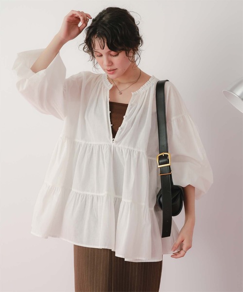 titivate（ティティベイト）の「コットンボイルティアードチュニック/トップス（シャツ/ブラウス・レディース・オフホワイト/ライトピンク/ライトブルー/グレイッシュベージュ/ブラック・FREE）」の2枚目の写真