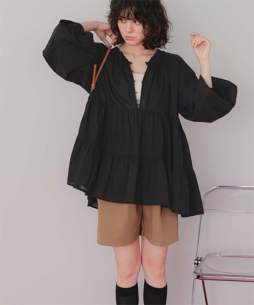 titivate（ティティベイト）の「コットンボイルティアードチュニック/トップス（シャツ/ブラウス・レディース・オフホワイト/ライトピンク/ライトブルー/グレイッシュベージュ/ブラック・FREE）」の3枚目の写真