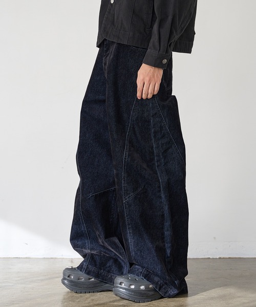 EPNK(イーピーエヌケー)の「Flocky Curve Darted Pants / フロッキーカーブデニムパンツ(その他パンツ・メンズ・ブラック系・LARGE/MEDIUM/SMALL)」の11枚目の写真