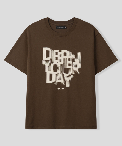 BLACK MOMENT（ブラックモーメント）の「ディープユアデイグラフィックTシャツ [ダークブラウン]（Tシャツ/カットソー・メンズ・ダークブラウン・SMALL/MEDIUM/LARGE）」の2枚目の写真