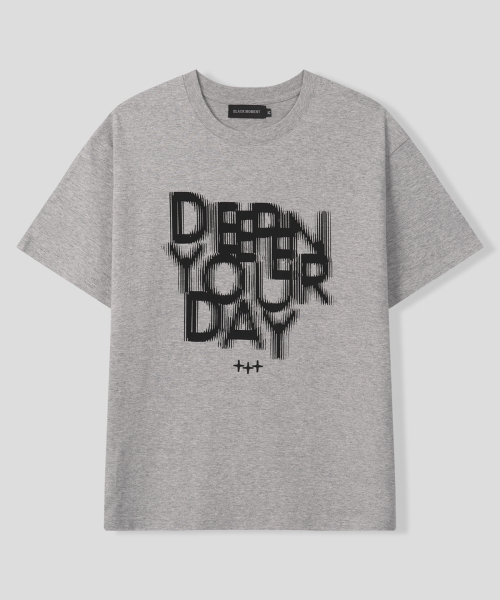 BLACK MOMENT（ブラックモーメント）の「ディープユアデイグラフィックTシャツ [ダークブラウン]（Tシャツ/カットソー・メンズ・ダークブラウン・SMALL/MEDIUM/LARGE）」の4枚目の写真