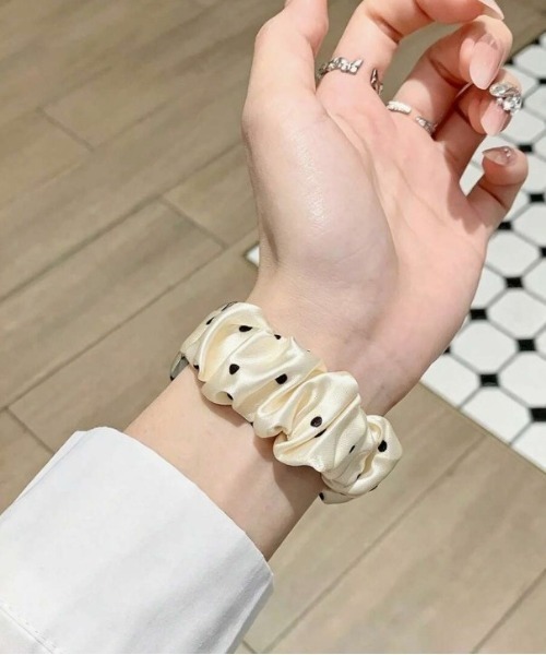 Vini(ヴィニ)の「ウィッシュコア ドットシュシュ風 AppleWatchバンド(デジタル腕時計・レディース・ホワイト/ブラック・38-41mm/42-45mm)」の9枚目の写真