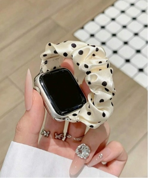 Vini(ヴィニ)の「ウィッシュコア ドットシュシュ風 AppleWatchバンド(デジタル腕時計・レディース・ホワイト/ブラック・38-41mm/42-45mm)」の10枚目の写真