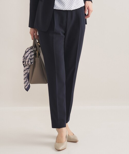 INDIVI（インディヴィ）の「【通勤スーツ／洗える】ストレッチタックテーパードパンツ（スーツパンツ・レディース・ブラック/ネイビー・42/40/38/36/34/19/15 /13/12/05/03）」の2枚目の写真