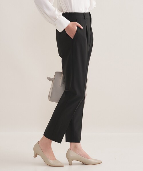 INDIVI（インディヴィ）の「【通勤スーツ／洗える】ストレッチタックテーパードパンツ（スーツパンツ・レディース・ブラック/ネイビー・42/40/38/36/34/19/15 /13/12/05/03）」の4枚目の写真
