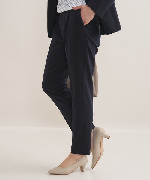 INDIVI（インディヴィ）の「【通勤スーツ／洗える】ストレッチタックテーパードパンツ（スーツパンツ・レディース・ブラック/ネイビー・42/40/38/36/34/19/15 /13/12/05/03）」の8枚目の写真