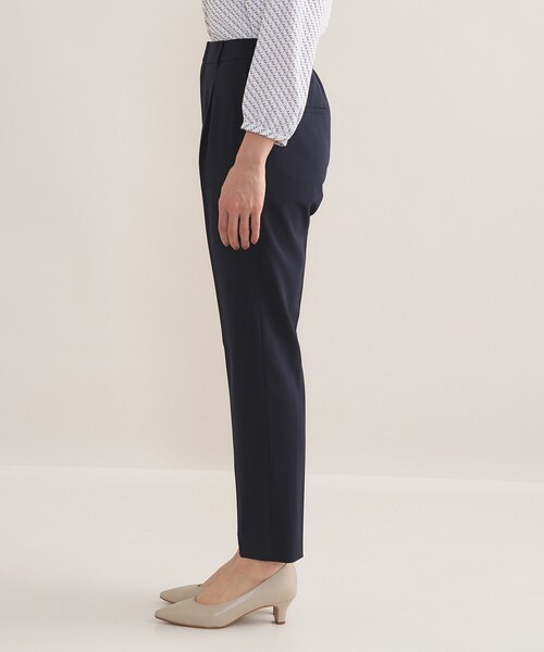 INDIVI（インディヴィ）の「【通勤スーツ／洗える】ストレッチタックテーパードパンツ（スーツパンツ・レディース・ブラック/ネイビー・42/40/38/36/34/19/15 /13/12/05/03）」の13枚目の写真