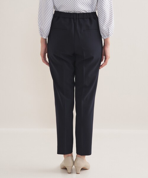 INDIVI（インディヴィ）の「【通勤スーツ／洗える】ストレッチタックテーパードパンツ（スーツパンツ・レディース・ブラック/ネイビー・42/40/38/36/34/19/15 /13/12/05/03）」の14枚目の写真
