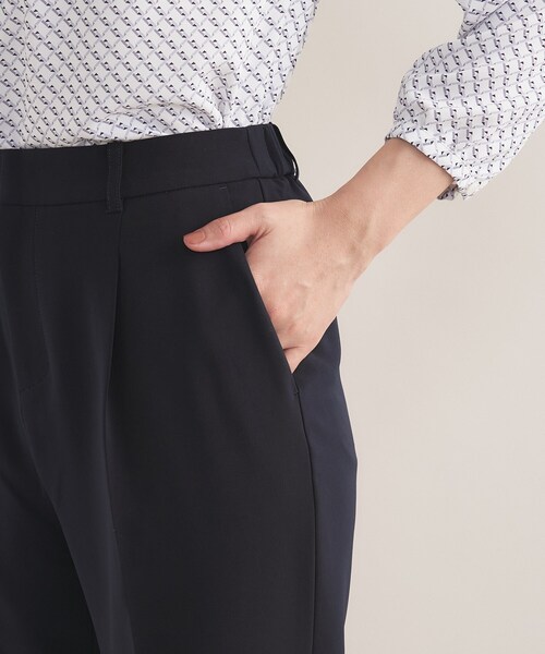 INDIVI（インディヴィ）の「【通勤スーツ／洗える】ストレッチタックテーパードパンツ（スーツパンツ・レディース・ブラック/ネイビー・42/40/38/36/34/19/15 /13/12/05/03）」の17枚目の写真
