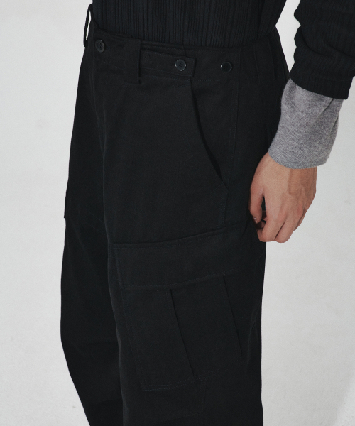 HEUTE(ホイテ)の「DIAGONAL CARGO PANTS (BLACK)(その他パンツ・メンズ・ブラック・LARGE/MEDIUM)」の3枚目の写真