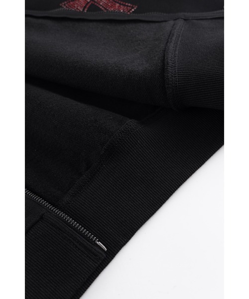 UNKNOWN LONDON(アンノウン・ロンドン)の「ジップフーディ|Black x Red Cross Rhinestone Zip Hoodie|Unknown London(パーカー・メンズ・ブラック・LARGE/X-LARGE/SMALL/MEDIUM)」の16枚目の写真