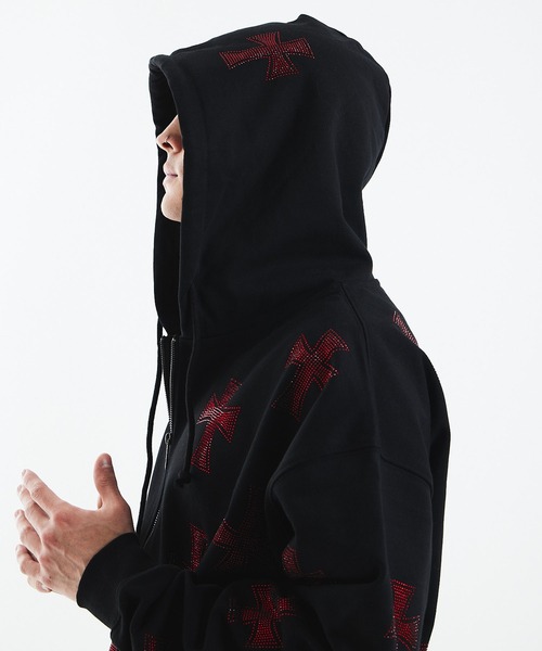 UNKNOWN LONDON(アンノウン・ロンドン)の「ジップフーディ|Black x Red Cross Rhinestone Zip Hoodie|Unknown London(パーカー・メンズ・ブラック・LARGE/X-LARGE/SMALL/MEDIUM)」の6枚目の写真