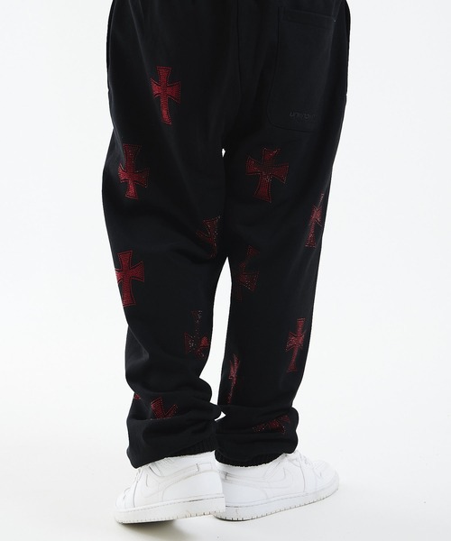 UNKNOWN LONDON(アンノウン・ロンドン)の「ジップフーディ|Black x Red Cross Rhinestone Zip Hoodie|Unknown London(パーカー・メンズ・ブラック・LARGE/X-LARGE/SMALL/MEDIUM)」の7枚目の写真