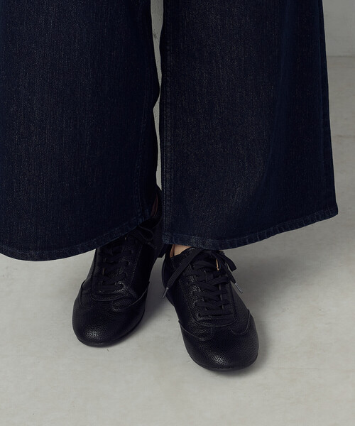 COMME CA ISM（コムサイズム）の「レースアップシューズ（スニーカー・レディース・ブラック/ホワイト・24.5cm/23.5cm）」の2枚目の写真