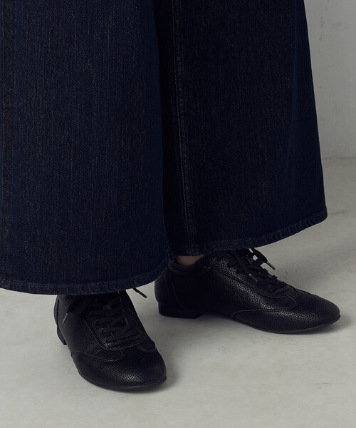 COMME CA ISM（コムサイズム）の「レースアップシューズ（スニーカー・レディース・ブラック/ホワイト・24.5cm/23.5cm）」の3枚目の写真