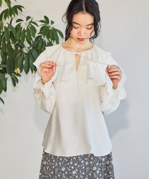 mysty woman（ミスティウーマン）の「フリルカラーブラウス　643336（シャツ/ブラウス・レディース・ベージュ/オフホワイト/ブラック・FREE）」の2枚目の写真