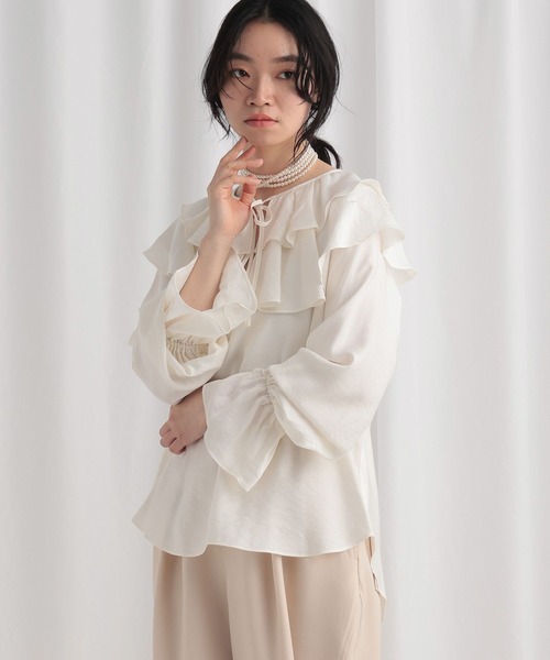 mysty woman（ミスティウーマン）の「フリルカラーブラウス　643336（シャツ/ブラウス・レディース・ベージュ/オフホワイト/ブラック・FREE）」の11枚目の写真
