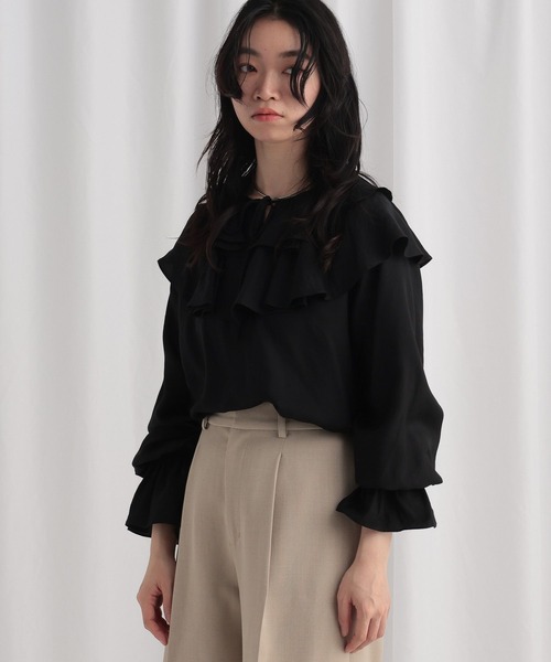 mysty woman（ミスティウーマン）の「フリルカラーブラウス　643336（シャツ/ブラウス・レディース・ベージュ/オフホワイト/ブラック・FREE）」の13枚目の写真