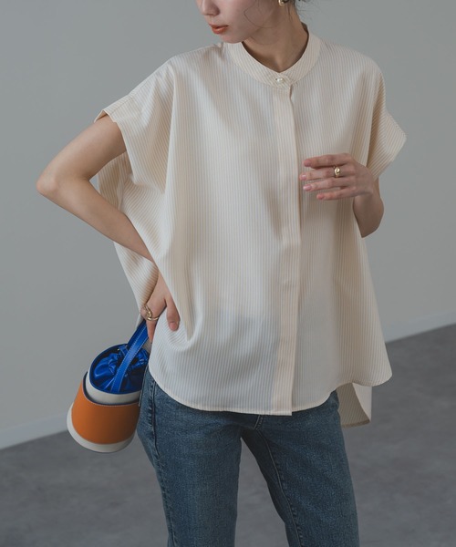 ANNA LUNA(アンナルナ)の「【ANNA LUNA】 ゆったりシルエット の フレンチスリーブ バンドカラー ブラウス(シャツ/ブラウス・レディース・オフホワイト/ブルー/ベージュ/ネイビー・MEDIUM)」の3枚目の写真