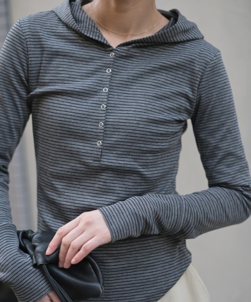 Marient（マリエント）の「ボーダーフーディーTOPS（Tシャツ/カットソー・レディース・ホワイト/グレー・FREE）」の2枚目の写真