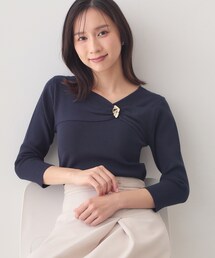 ブローチ風ゴールドパーツ付きアシメニット【洗濯機OK/抗ピル】