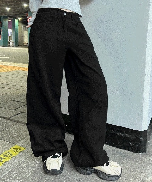 Hatsukoshi（ハツコシ）の「ツーボタンストラップワイドパンツ（その他パンツ・レディース・ブラック・LARGE/MEDIUM/SMALL）」の2枚目の写真