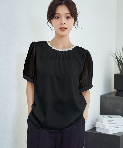 LOWO(ロワ)の「ネックパール付フロントギャザーシアースリーブブラウス 半袖 オフィス ビジネス フォーマル セレモニー スーツインナー(シャツ/ブラウス・レディース・ホワイト/オフホワイト/ブラック・FREE)」の3枚目の写真