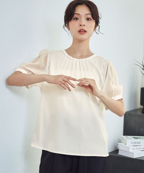 LOWO(ロワ)の「ネックパール付フロントギャザーシアースリーブブラウス 半袖 オフィス ビジネス フォーマル セレモニー スーツインナー(シャツ/ブラウス・レディース・ホワイト/オフホワイト/ブラック・FREE)」の5枚目の写真