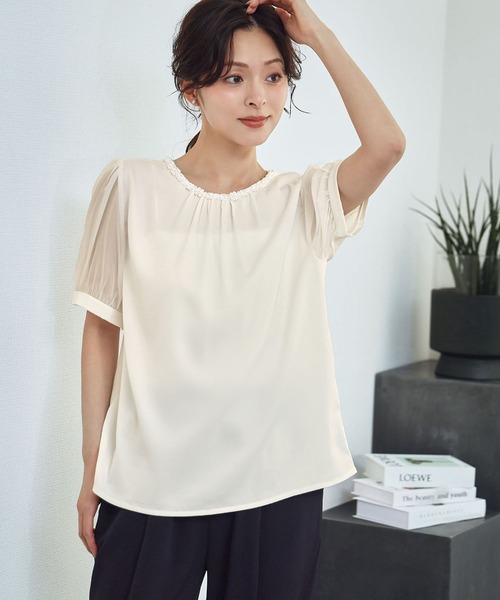 LOWO(ロワ)の「ネックパール付フロントギャザーシアースリーブブラウス 半袖 オフィス ビジネス フォーマル セレモニー スーツインナー(シャツ/ブラウス・レディース・ホワイト/オフホワイト/ブラック・FREE)」の7枚目の写真