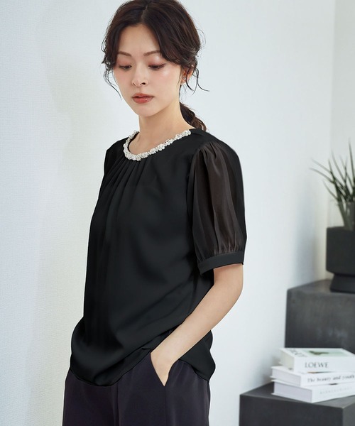 LOWO(ロワ)の「ネックパール付フロントギャザーシアースリーブブラウス 半袖 オフィス ビジネス フォーマル セレモニー スーツインナー(シャツ/ブラウス・レディース・ホワイト/オフホワイト/ブラック・FREE)」の11枚目の写真