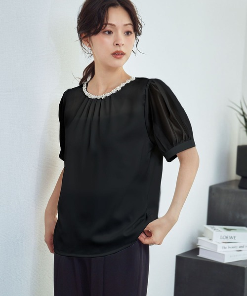 LOWO(ロワ)の「ネックパール付フロントギャザーシアースリーブブラウス 半袖 オフィス ビジネス フォーマル セレモニー スーツインナー(シャツ/ブラウス・レディース・ホワイト/オフホワイト/ブラック・FREE)」の13枚目の写真