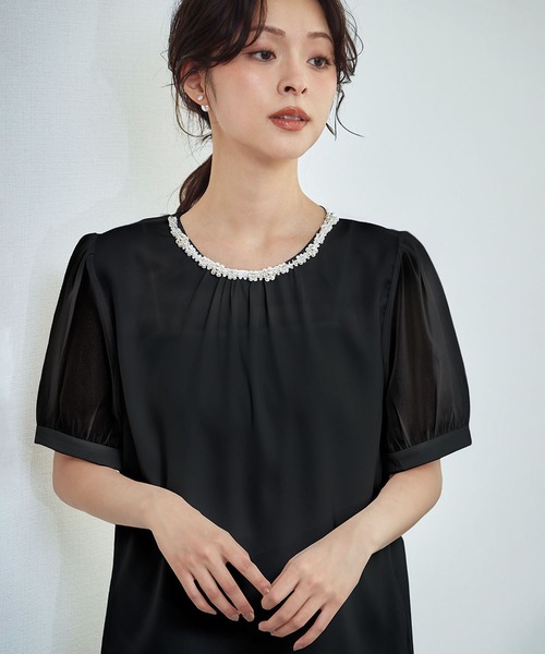 LOWO(ロワ)の「ネックパール付フロントギャザーシアースリーブブラウス 半袖 オフィス ビジネス フォーマル セレモニー スーツインナー(シャツ/ブラウス・レディース・ホワイト/オフホワイト/ブラック・FREE)」の15枚目の写真