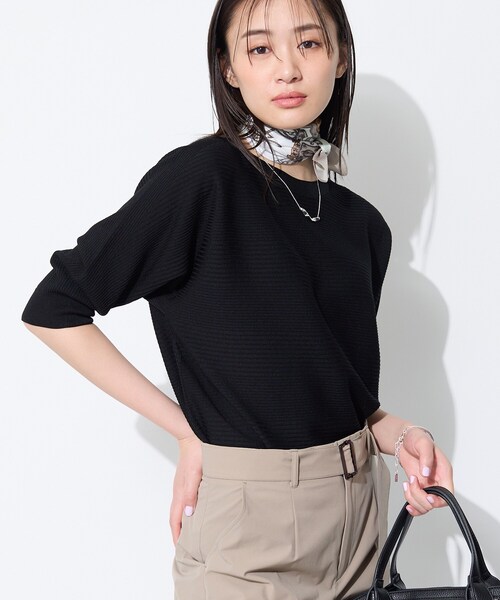 INDIVI(インディヴィ)の「【体型カバー/洗える】ゆったり無縫製ニット(ニット/セーター・レディース・ブラック/ライトグレー/ホワイト/パープル・13/38)」の3枚目の写真
