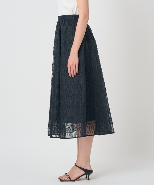 ANAYI(アナイ)の「コーラルリーフ刺繍フレア スカート〈セットアップ対応商品〉(スカート・レディース・ベージュ/ネイビー・38/36)」の4枚目の写真