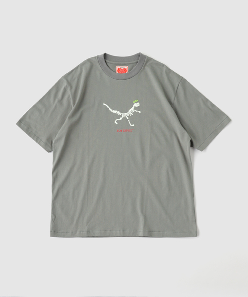 WISM(ウィズム)の「TOY DEVIL / トイデビル Tee-Keychain Dinosaur(Tシャツ/カットソー・メンズ・ブラック/カーキ・2/3)」の2枚目の写真