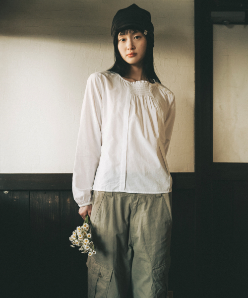 OHESHIO（オヘシオ）の「SMOCKED SHIRRING BLOUSE, WHITE（シャツ/ブラウス・レディース・その他・FREE）」の4枚目の写真