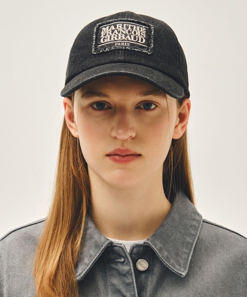 MARITHE + FRANCOIS GIRBAUD(マリテフランソワジルボー)の「PIGMENT SMALL CLASSIC LOGO CAP(キャップ・レディース・ダークブルー/ピンク/ブラック系/ブラウン・フリー)」の2枚目の写真
