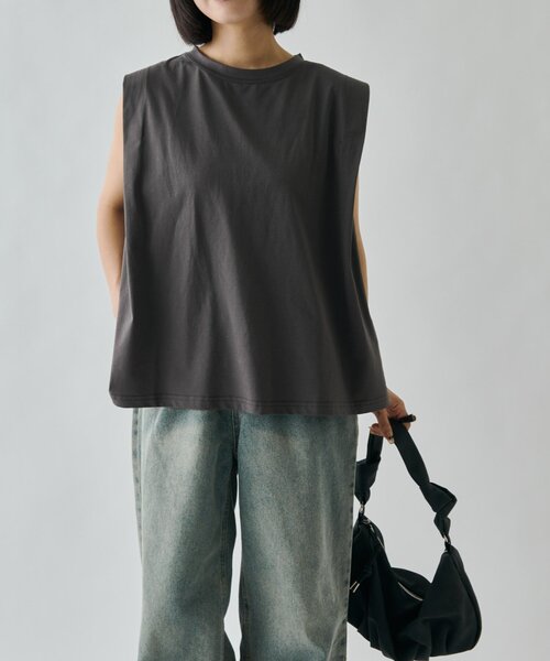goocy(グーシー)の「【接触冷感】タックノースリT(Tシャツ/カットソー・レディース・チャコールグレー/ホワイト/カーキ/ブラック・FREE)」の10枚目の写真