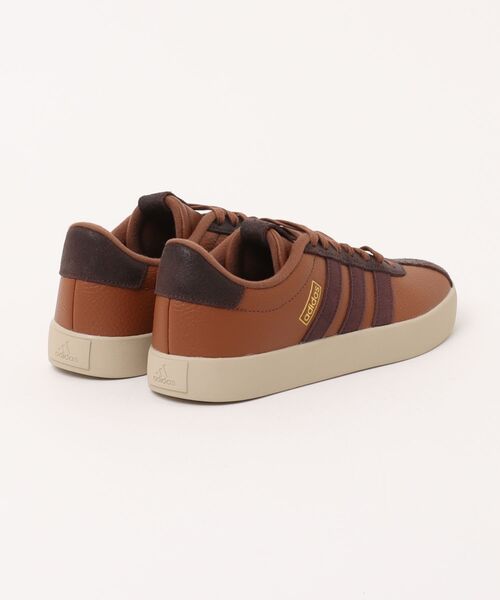 adidas（アディダス）の「adidas アディダス VL COURT 3.0 M メンズスニーカー(VLコート3.0M) KI2116 プリラブドブラウン/シャドーブラウン/ゴールドメタリック（スニーカー・メンズ・ブラウン・29.0cm/30.0cm/25.5cm/26.0cm/26.5cm/27.0cm/27.5cm/28.0cm）」の2枚目の写真