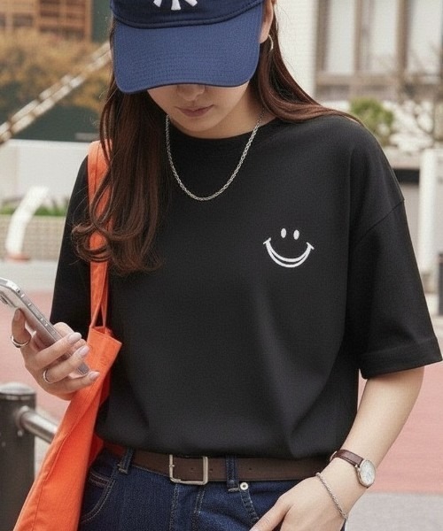 Megil(メギル)の「フェイスロゴプリントTシャツ(Tシャツ/カットソー・レディース・ホワイト/ブラック・LARGE/X-LARGE/MEDIUM)」の2枚目の写真