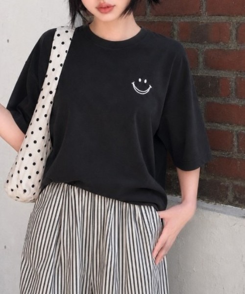 Megil(メギル)の「フェイスロゴプリントTシャツ(Tシャツ/カットソー・レディース・ホワイト/ブラック・LARGE/X-LARGE/MEDIUM)」の11枚目の写真
