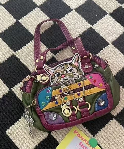 GEMEDA(ジェメダ)の「猫モチーフデザイン 2WAY ミニボストンショルダーバッグ(ショルダーバッグ・レディース・レッド系その他・FREE)」の9枚目の写真