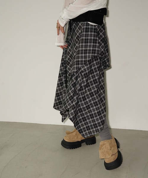 chuclla(チュクラ)の「アシンメトリーチェック フレアスカート chw26a059(スカート・レディース・ブラック・L/M/S)」の6枚目の写真