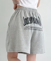 バックロゴがストリート感を演出！ゆったりシルエットのハーフスウェットパンツ
