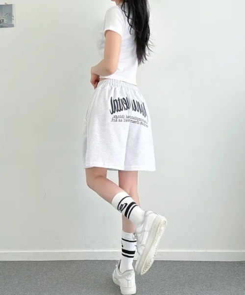 Lips（リップス）の「バックロゴがストリート感を演出！ゆったりシルエットのハーフスウェットパンツ（スウェットパンツ・レディース・グレー/ライトグレー/ブラック・FREE）」の12枚目の写真