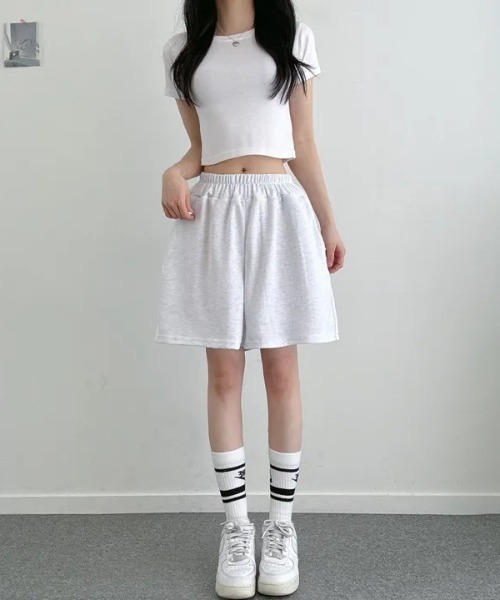 Lips（リップス）の「バックロゴがストリート感を演出！ゆったりシルエットのハーフスウェットパンツ（スウェットパンツ・レディース・グレー/ライトグレー/ブラック・FREE）」の14枚目の写真